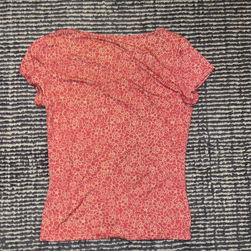 rosa blommig t-shirt med fyrkantig urringning.. T-shirts.