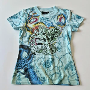 Ed Hardy t-shirt - Blå Christian Audigier (aka Ed Hardy) t-shirt. Storlek M, passar också S 💕