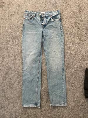 Säljer mid waist jeans från zara, storlek 38, ljusblåa 