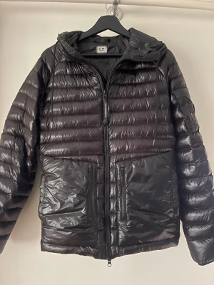 CP Company jacka - Tjena! Säljer en fet cp Company jacka som är nästintill ny. Inga hål eller skador på jackan/ skriv vid intresse!