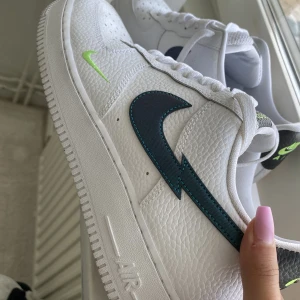 Nikeskor - Köpt från Nike, använd under en veckas semester resa! Ny skick! Har en dress jag lagt upp som matchar med skorna! Äkta!!