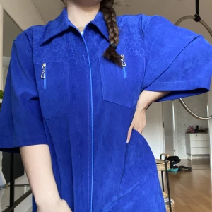 Blå jacka  - Blå jacka. Jätte fin och mjuk tyg. Passar bra för hösten. Storlek är XXl men passar bra för oversized också! 