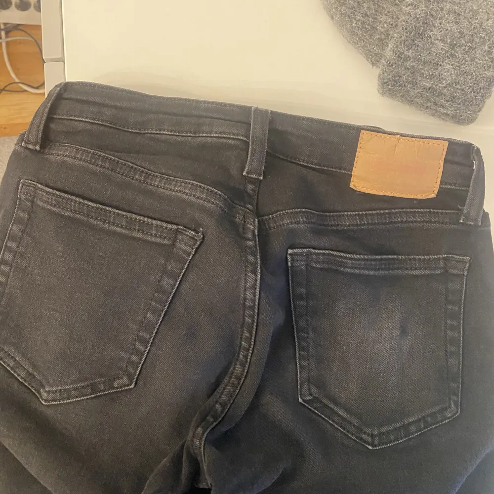 Fina lågmidjade bootcut jeans, ganska använda och har en liten slitning på ena fickan se bild 3, inget man tänker på. Annars är de jättefina!!. Jeans & Byxor.