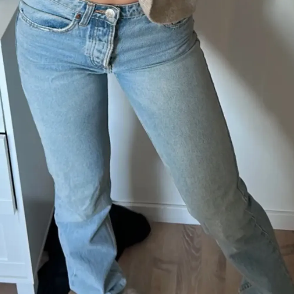 Jätte snygga jeans som är köpta här på plick men är tyvärr för stora för mig💕, lånad bild. Skriv för mer information🤍. Jeans & Byxor.