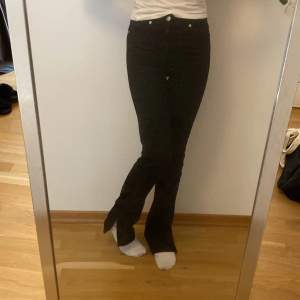 Säljer de här svarta slitsade jeansen som är i storlek 34. På det sista bilden kan man se att de har ytterst lite skador.