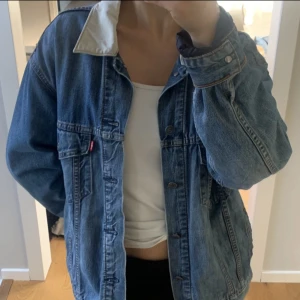 Jeansjacka fårn Levi’s - Skitsnygg overzised jeansjacka fårn Levi’s💙 Varm, skön och passar perfekt nu till hösten. Jag är typ 170