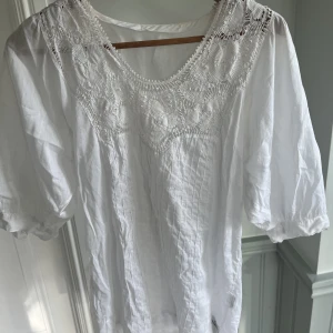 Vit blus  - En jättefin tunn vit blus med spets urringning💗🤍