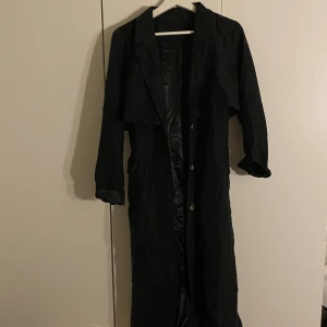 Lång svart kappa - Lång svart kappa från monki. Ingen storlekslapp kvar men passar S/M.