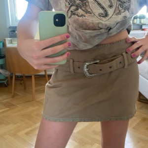 Cool minikjol i brunaktig grön färg  - Jätte cool kjol från zara