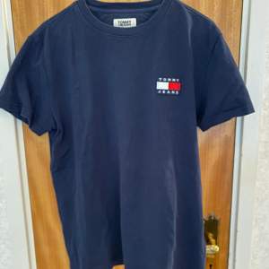 T-shirt i marinblå från Tommy Jeans i herrstorlek S. Köpt på NK.