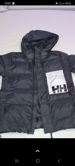 Helly hansen jacka  - Säljer min helly hansen vinter jacka då den ej användas anvönde den förra vintern 3 gånger den är precis som ny 