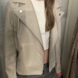 Skinnjacka  - Så fin skinnjacka, endast använd ett fåtal gånger. 💕 