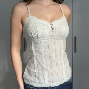 Randigt linne - Ljust randigt linne med reglerbara band från New Look 💕Strorlek 38, passar mer 36