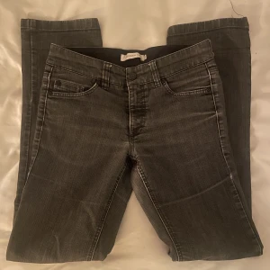 Grå jeans - Grå jeans som är för små för mig, ganska hög midja men fina till kavajer osv 💕