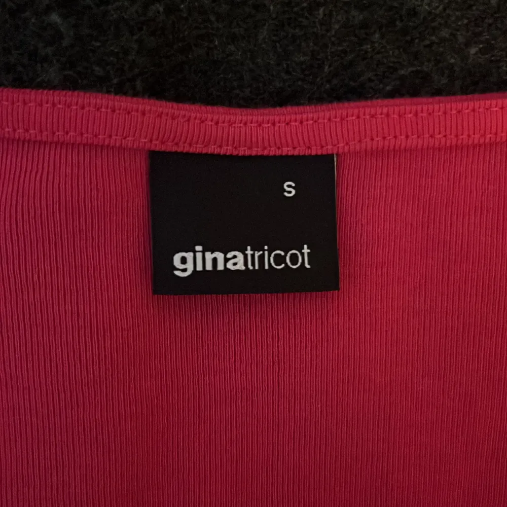 Superfin rosa topp från Gina Tricot, använd ett fåtal gånger och har ett underbart material. Blusar.