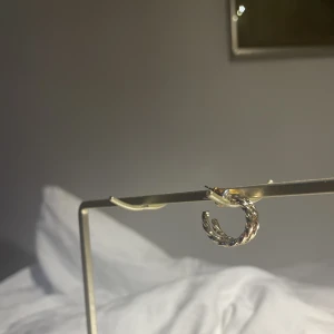 Skruvade guldörhängen - Helt oanvända örhängen ⭐️Säljer mycket smycken nu då jag har för mycket och rensar, så bara att skriva vid frågor eller behov av fler bilder🤍✨🌟Paketpris vid köp av flera smycken/plagg.