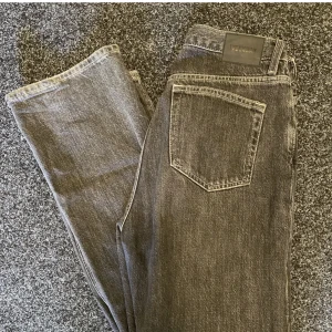 Mörkgrå jeans - Mörkgrå jeans från weekday. Använda fåtal gånger. Strl S