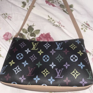 Y2k Väska  - Väska som obviously är fake men jätte fin ändå!!