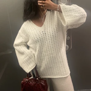 Stickad tröja  - Vit stickad tröja, as skön 