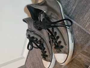 Converse - Använda superhäftiga converse med dragkedja