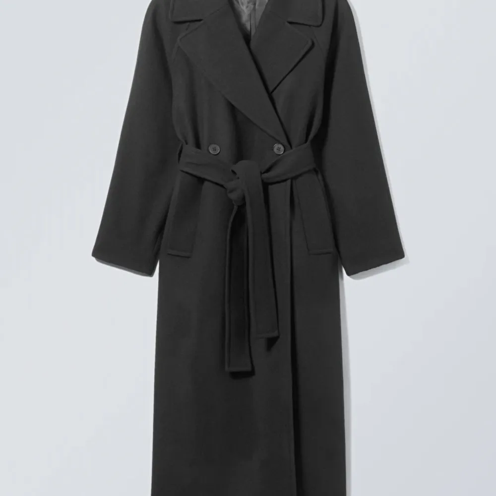 Helt ny kappa från weekday, aldrig använd. Den är svart och i storlek S. Inköpt pris är 1490kr! Jag säljer då den är för lång för mig :( är en väldigt fin kappa i bra kvalitet. Jackor.