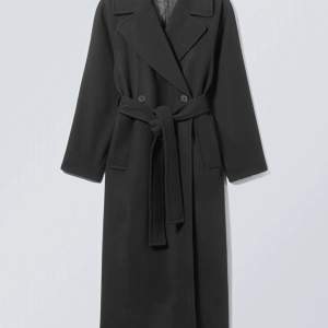 Helt ny kappa från weekday, aldrig använd. Den är svart och i storlek S. Inköpt pris är 1490kr! Jag säljer då den är för lång för mig :( är en väldigt fin kappa i bra kvalitet