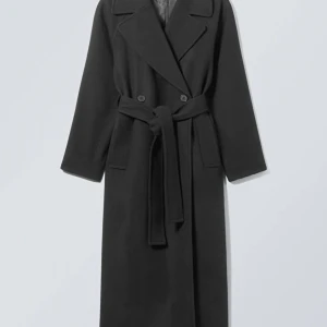 Weekday kappa - Helt ny kappa från weekday, aldrig använd. Den är svart och i storlek S. Inköpt pris är 1490kr! Jag säljer då den är för lång för mig :( är en väldigt fin kappa i bra kvalitet