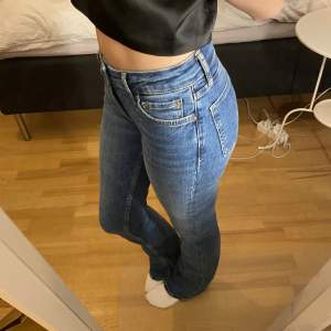 Lågmidjade jeans från zara, köpta i somras och använda några få gånger! Hyfsats stretchigt material