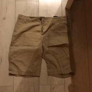 Fina shorts - Beige shorts, denim. För frågor skriv