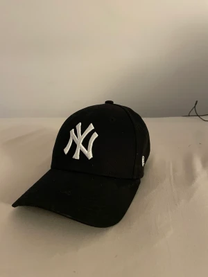 NY keps (junior strl) - En junior NY keps med justerbart storlek 