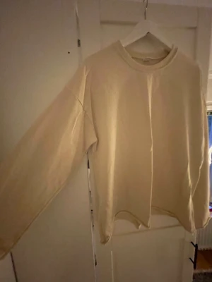 Sweatshirt - Sweatshirt i beige, storlek M. 