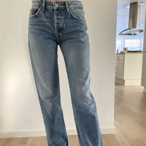 Zara jeans  - Mid waist straight jeans från Zara. Endast använda ett fåtal gånger (ca 2-3) och därmed i nyskick. Frakt tillkommer på 59kr och betalas av köparen. 