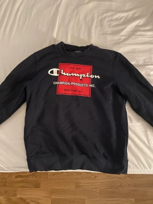 Champion tröja  - Snygg champion tröja i strl L, passar bra på M också om ni gillar lite oversized, färgen är mörkt marine blå