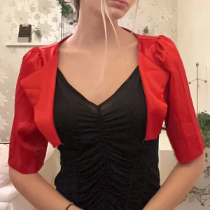 Bolero - Säljer denna sjukt söta bolero från Supreme Top. Den är storlek 36 och har ett glansigt väldigt bekvämt tyg. Trekvartsärmad kofta perfekt för både vardag och fest!! 