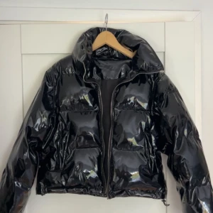 Jacka från sweet sktbs - Trendig glansig Jacka från sweet sktbs, nypris 1100kr. Super fint skick förutom att dragkedjan krånglar därav priset. Skriv för bilder på❤️ *Kan gå ner i pris vid snabb affär då jag vill bli av med den!