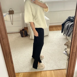 Byxor med slits - Svarta byxor med slits från Zara 💖