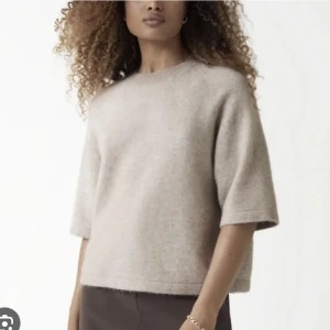 Other stories t-shirt - Other stories tröja i fint skick 🫶🏼 passar xs-s, säljer för 399kr+ frakt 