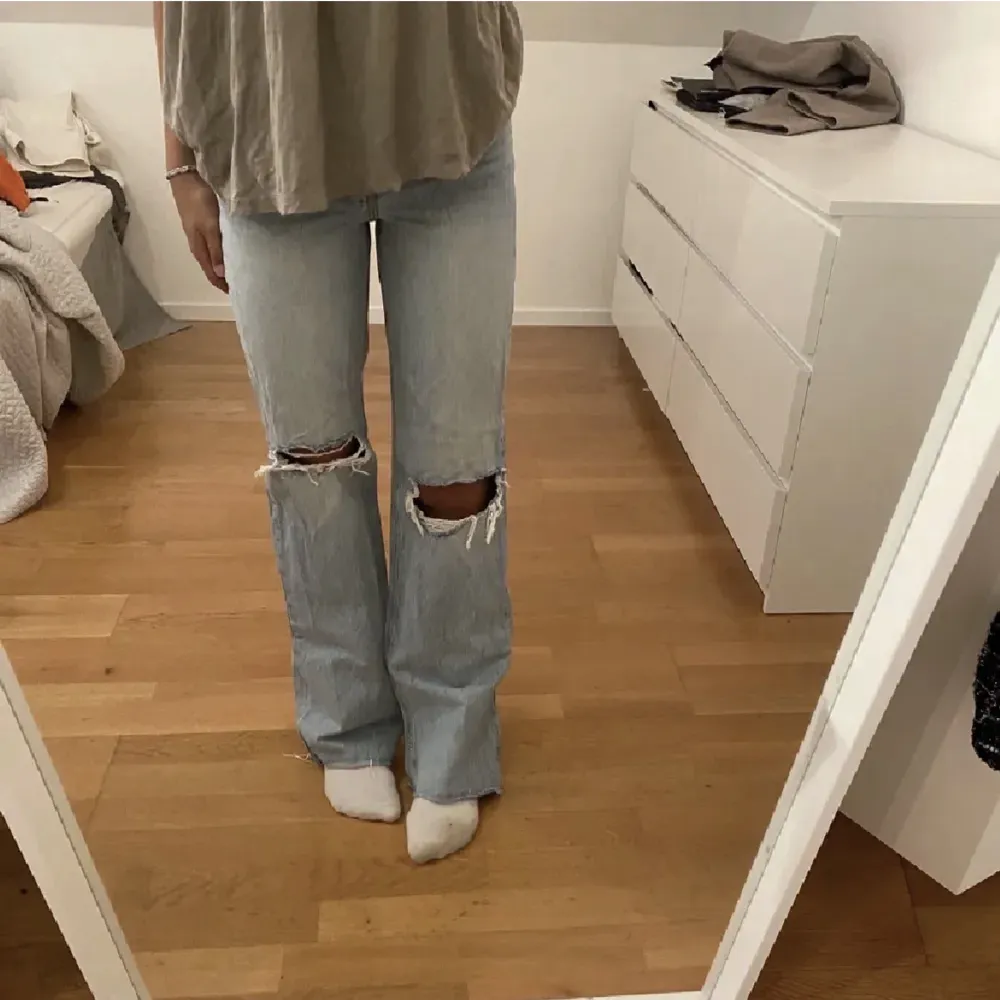 Jeans med hål i från Zara i storlek 34. Sparsamt använda. Köparen står för frakten.. Jeans & Byxor.