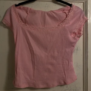 Rosa spets t-shirt - Rosa spets t-shirt. Aldrig använd. Strl S
