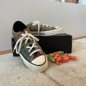 Converse skor: Chuck 70 OX - Tie Dye - Fint skick! Hämtas i Malmö, kan eventuellt skickas enligt överenskommelse! Ligger ute på fler ställen! 