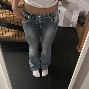 True religon jeans - Så snygga äkta true religon🔥inerbenslängd: 82 cm, mått rakt över midjan 38 cm men kan stretchas ut till 42cm💕obs har sytt ut killar längst ner vid benen (bild 3) men inget som märks, kom priv för fler bilder🙏🤩