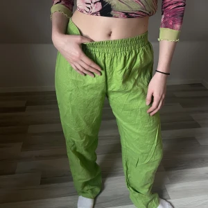 linnebyxor - Linnebyxor från Amalie Star x NAKD. Skitsnygga och går inte att köpa längre. Jag & Modellen är ca 163 cm långa.