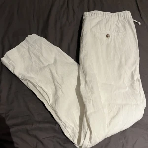 Linnebyxor vita - Tjena säljer nu mina vita linnebyxor från hm. Det finns inga fläckar vad jag kan se och de är väldigt snygga till sommaren. Det är storlek L men passar M då de är ganska korta i längden men lite större i midjan. Skriv för fler eller bättre bilder.