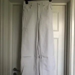 Snygga vita utsvängda jeans!☺️