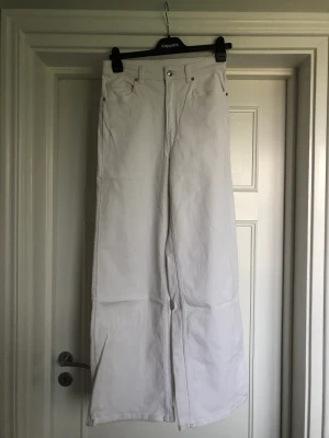 Jeans - Snygga vita utsvängda jeans!☺️