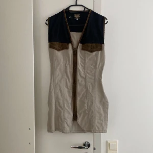 Väst - Lite cowboy stil, tredje bilden syns en reva i slitsen