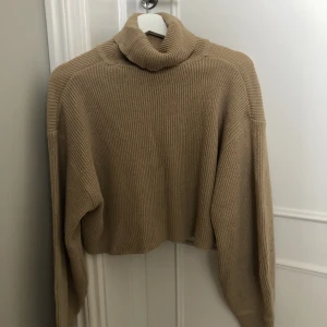 Stickad polo tröja - Jätte fin brun/beige stickad polo tröja! Jag älskar den men använder den inte längre!🥰 ( lite kortare i magen)