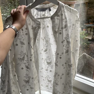 &other stories blus  - Köpt för ungefär en månad sedan men har inte haft någon användning för. Helt ny. Nypris 890, mitt pris 500