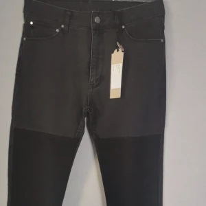 Nya WHYRED slim fit jeans / 30/34 - Nya WHYRED slim fit jeans. Storlek: 30/34. Färg grå.  Ny pris: 1200,-