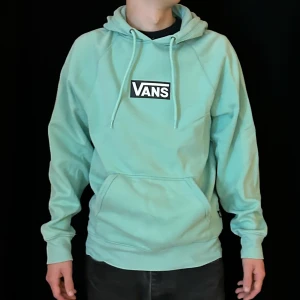 Vans  - Turkos hoodie från vans.   Knottrig och använts flera gånger. 
